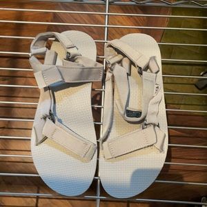 Men’s grey Teva’s size 8.